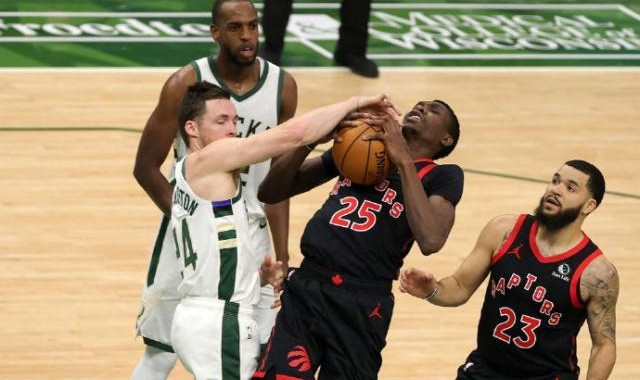 足球直播-4连败！霍勒迪缺席雄鹿哑火 字母哥变身空砍群群主