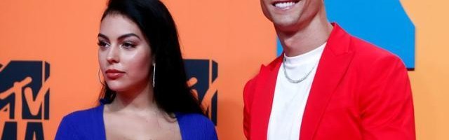 在线观看体育-C罗一心把足球踢好就行 在家里乔治娜做饭换灯泡！