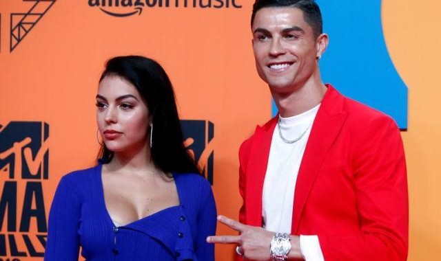 在线观看体育-C罗一心把足球踢好就行 在家里乔治娜做饭换灯泡！