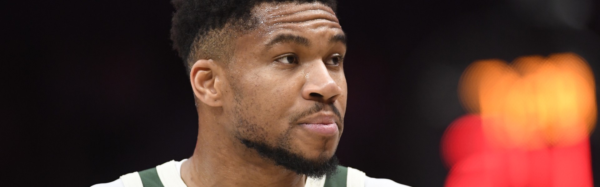 体育直播-真尽力了！字母哥22中15高效空砍34分10板5助 罚球7中2惨淡