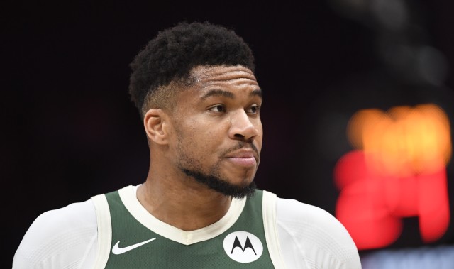 体育直播-真尽力了！字母哥22中15高效空砍34分10板5助 罚球7中2惨淡